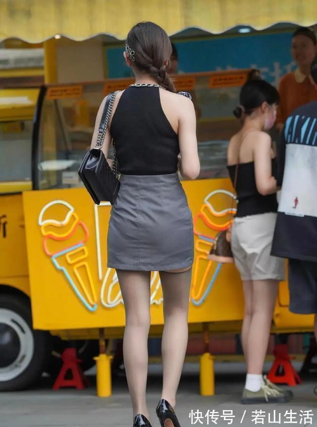 女性 半身裙搭一双黑色高跟鞋,展现了女性的知性优雅
