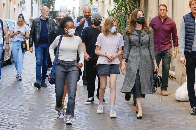 朱莉|46岁朱莉太美了! 穿黑色皮裙秀好身材, 网友: 姐姐好辣