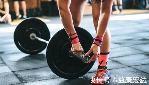 新手|健身新手:怎么解决卧推手臂酸,胸部不酸却不酸的情况?