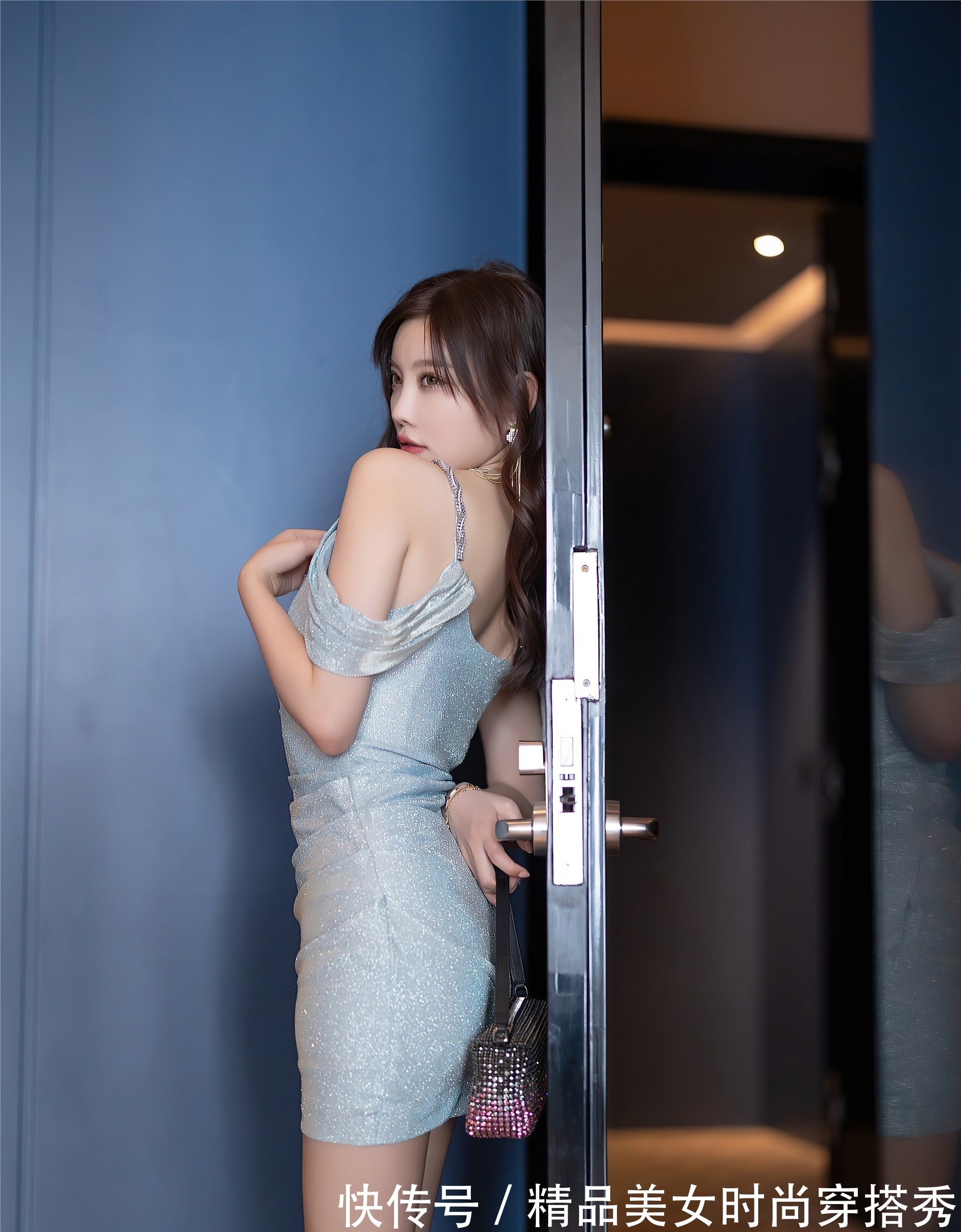 吊带|清凉时尚的吊带连衣裙,搭配一双银色的高跟凉鞋,时尚又优雅