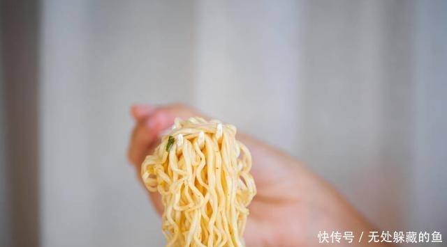 泡面的时候,很多人都忽略了这一环节,所以泡面才难吃还发硬
