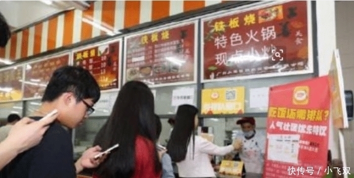 阿姨|女生打饭手机付款,转身举报食堂,阿姨被罚2万,奖励自己2千