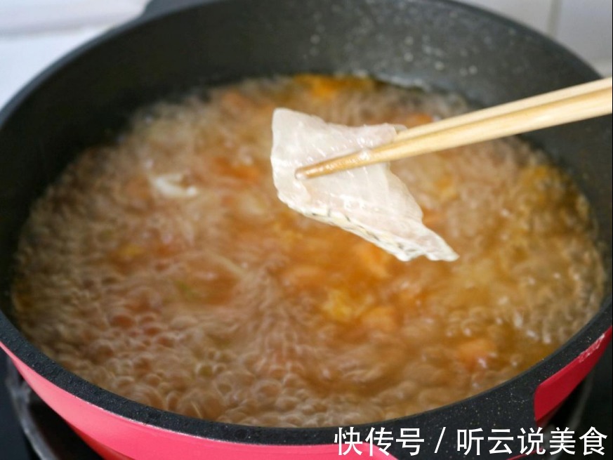 番茄鱼家常做法，鱼片滑嫩如豆腐，汤汁酸爽开胃！