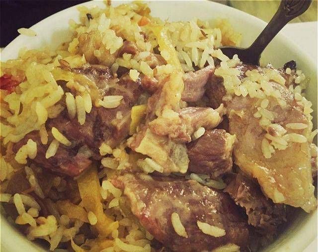 视为|抓饭油亮生辉,味香可口,被维吾尔族群众视为上等美餐