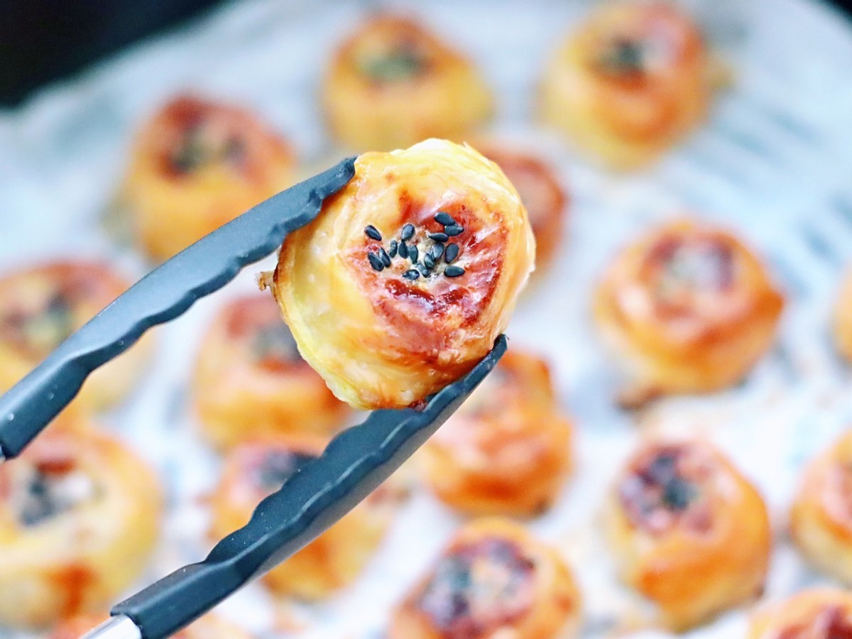 想不想吃焦香酥脆的香蕉酥想吃的话,赶紧拿出空气炸锅学着做吧!