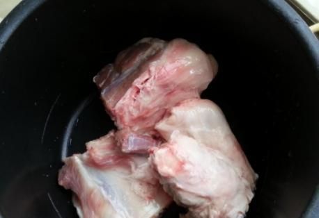 牢记|炖大骨汤时,牢记“1做2不放”,骨头汤香浓奶白味道香,无腥味