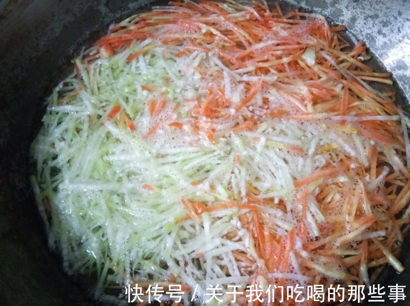 炸萝卜丸子,加面粉淀粉都不对,教你饭店不外传的做法,外酥里鲜