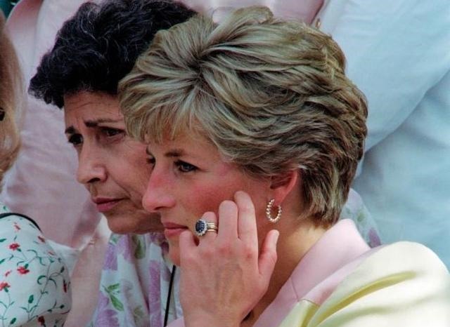 蓝宝石!戴安娜婚戒平淡无奇,卡米拉婚戒是无价之宝,查尔斯送礼太偏心了