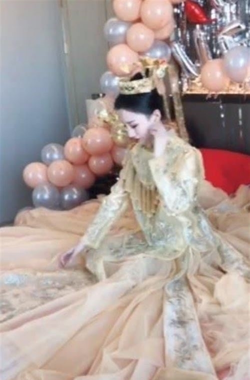 奇闻：穿着“金丝甲”的新娘火了，瞧到她闺蜜，网友不淡定了