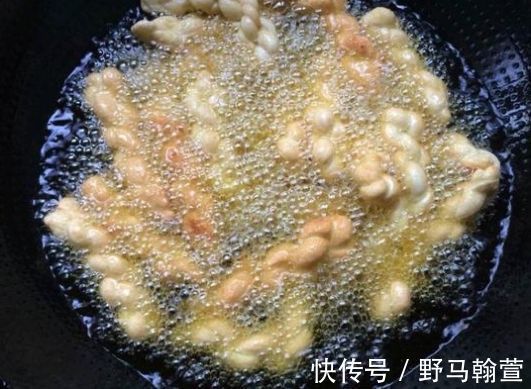猪油|奶奶用了30年的炸麻花方法,5块钱做一锅,外酥里嫩,一捏就碎