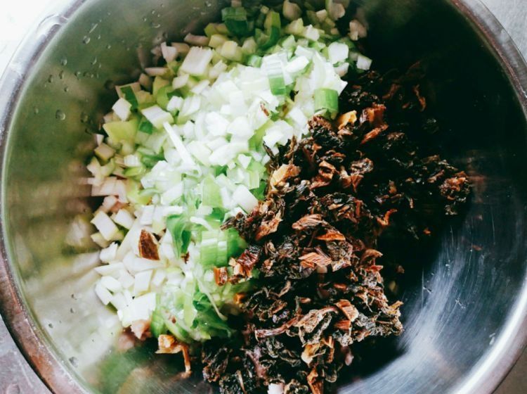 5元1个的梅干菜肉饼，在家轻松做，酥脆咸香，放凉也不硬，特好吃