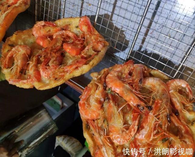 食客|便宜到让人怀疑的小吃,大妈摆摊卖油炸虾,食客都问钱够吗