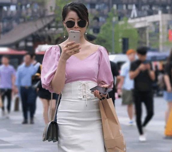 气质辣妈，白色高腰裙，穿出了知性大雅的美