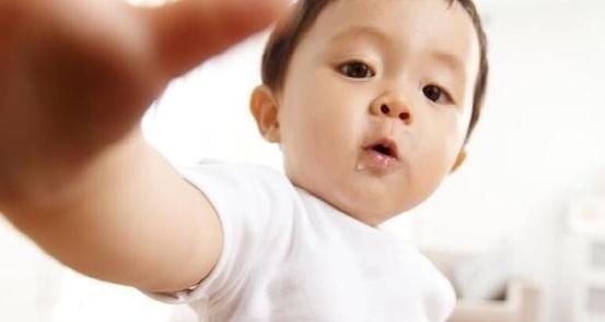 叮叮|“馋猫宝宝”高铁上看到有人吃东西,流了爸爸一肩膀口水,太萌了