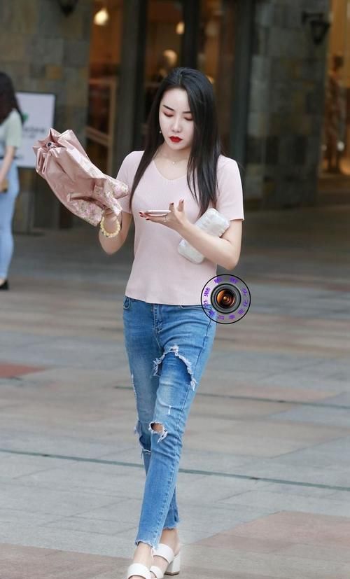 搭配 粉色T恤搭配蓝色牛仔裤,适合女生的日常穿搭,休闲味十足