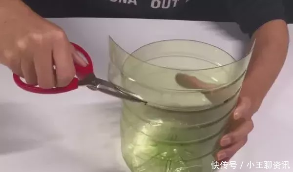 空油桶别再扔了,剪一剪放在厨房,超实用,家家户户都需要!