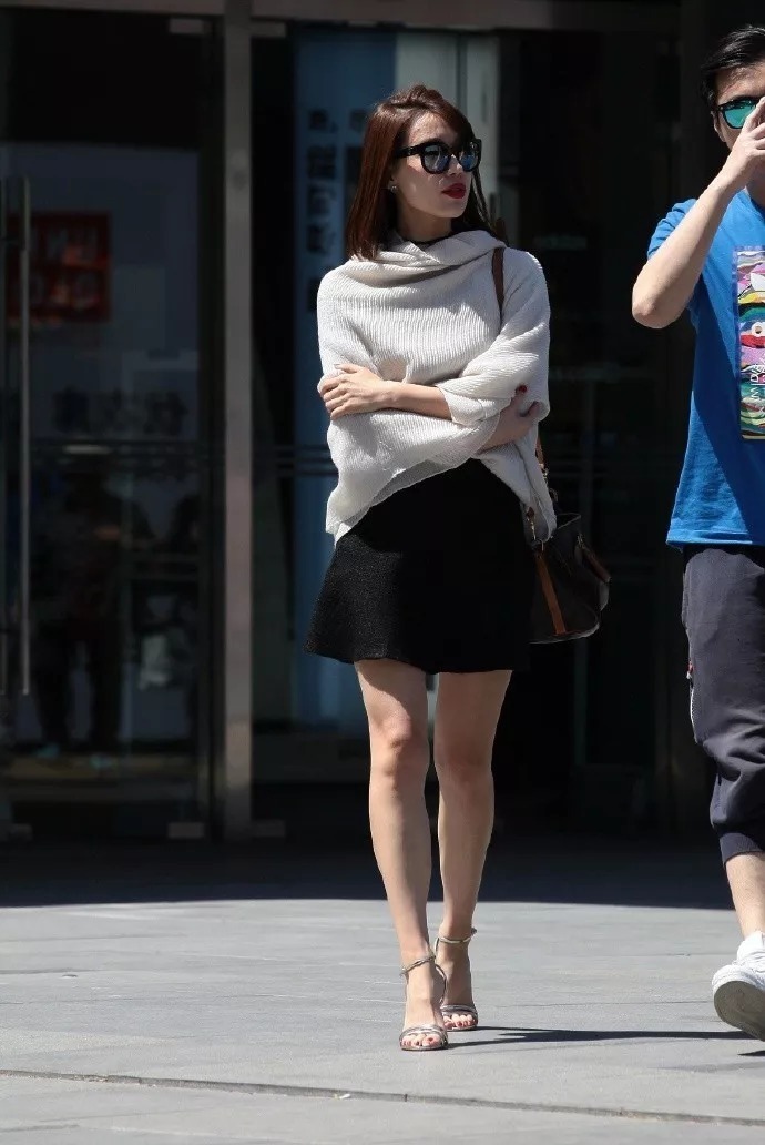 街拍时尚:高跟鞋让女性变得优雅,展示出唯美的气质