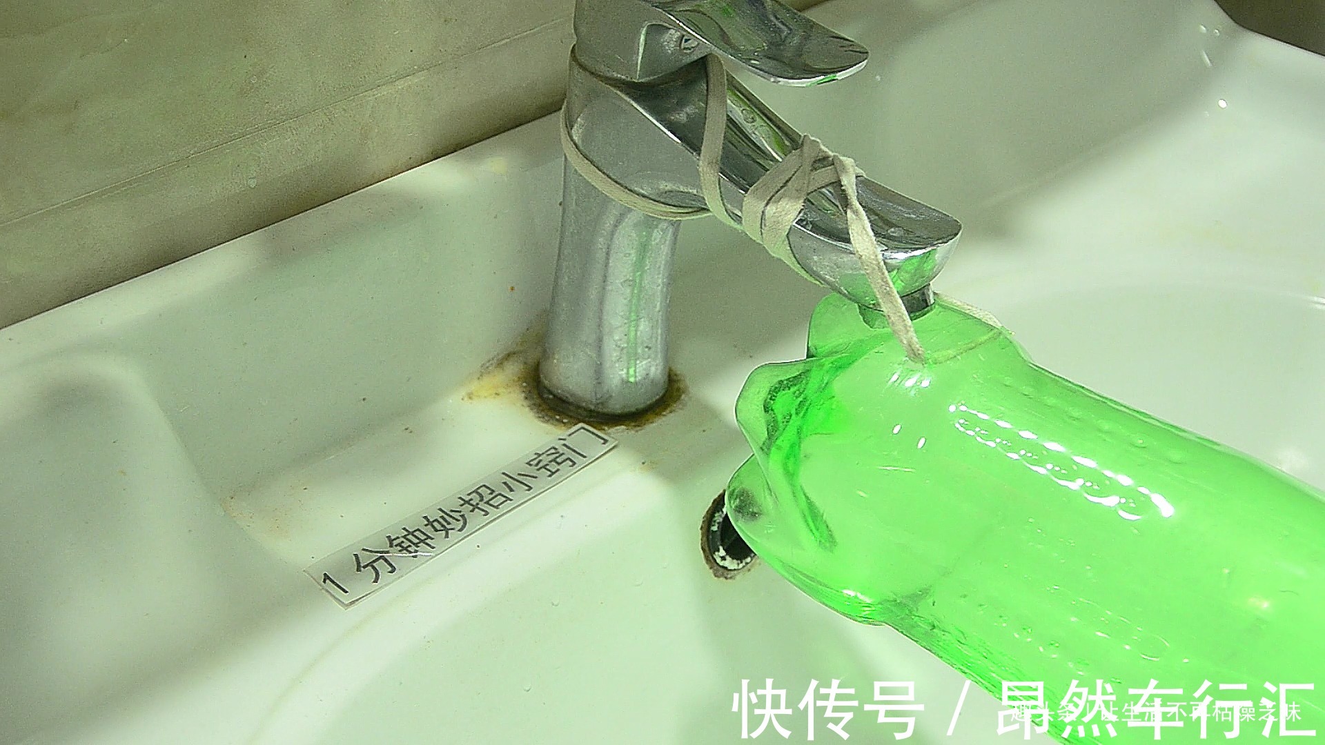 大号塑料瓶不要扔，瓶子底部串根绳，谁用谁喜欢，看完果断做一个