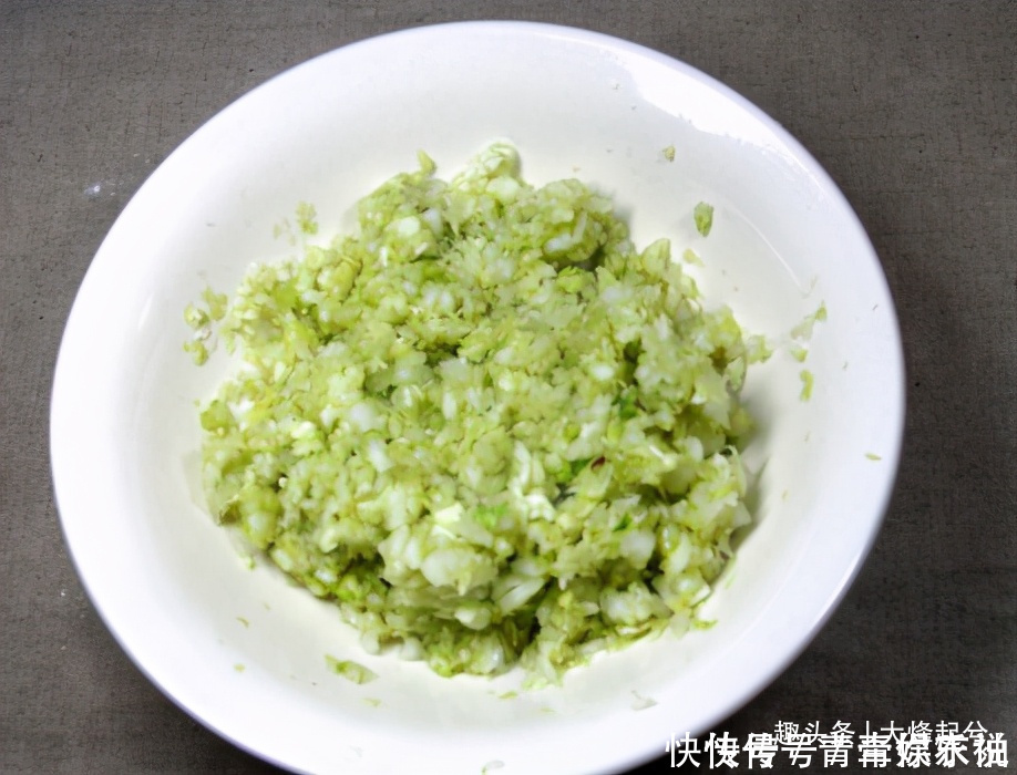 鲜嫩|白菜饺子拌馅时，有1步做好了，馅料不出水，出锅鲜嫩多汁好吃