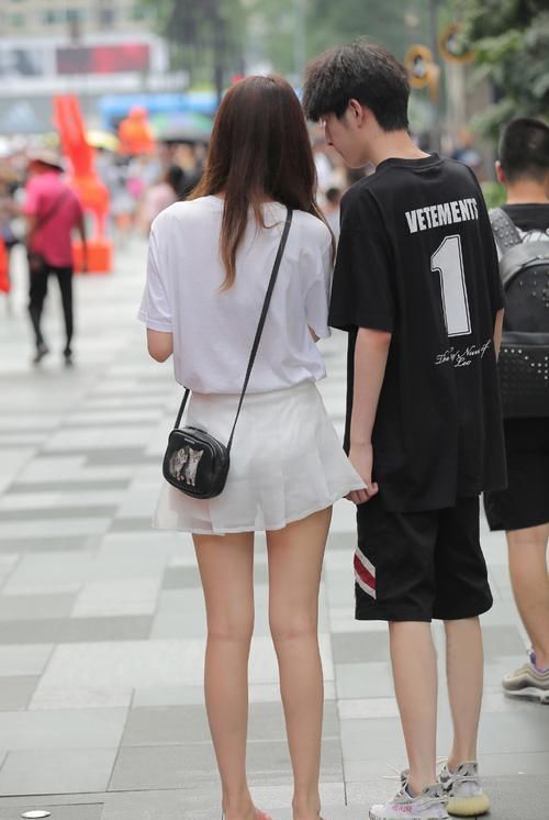 选择款式个性的裙装,让自己穿着放心,轻松展现青春随性的气质