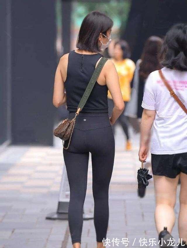 宽松 黑色宽松T恤搭配短裤,经典时尚,搭配整洁