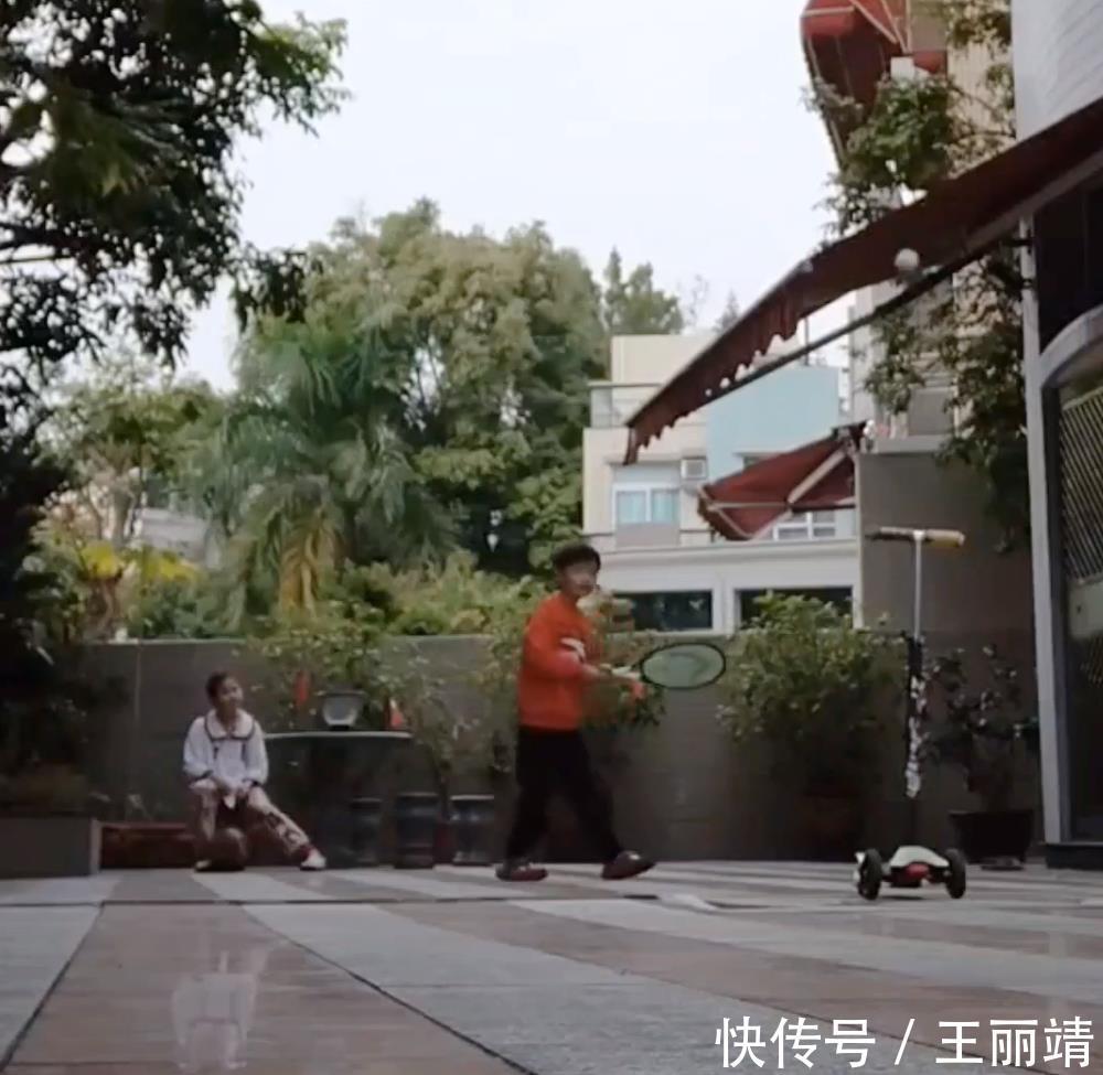 中国网球|中国网球传奇晒1人带4娃照片,家住香港豪宅,院子大到可以打球