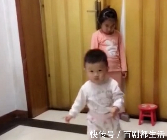 罚站|姐姐犯错被妈妈罚站,弟弟接下来的意外举动,让网友直言真暖心!