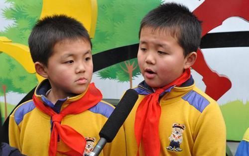 双胞胎|双胞胎姐姐抱着双胞胎弟弟火了,网友羡慕:爸妈拥有两倍快乐