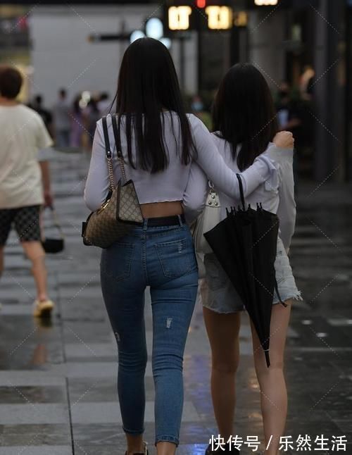 紧身牛仔裤|小姐姐穿紧身牛仔裤，搭配白色贴身上衣，性感时尚又迷人