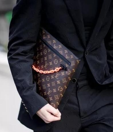 外国男士都爱用的手拿包，为何国人都不爱用？原因在这里