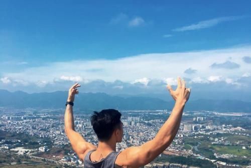 健身房|谁说背部肌肉线条不容易雕刻?一对哑铃练出你的背部线条