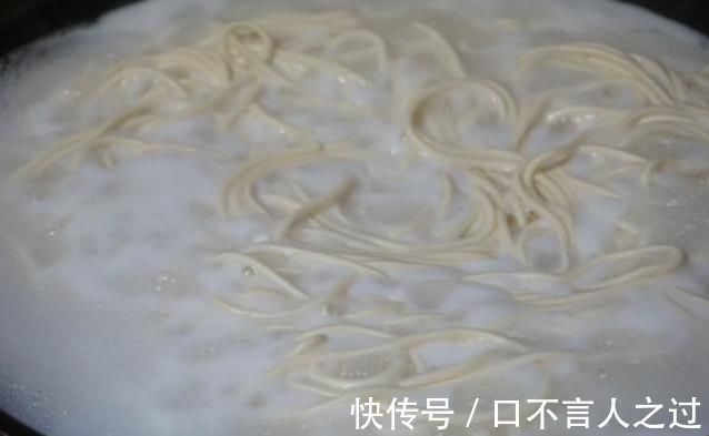 家常|一家三口的家常晚餐，10块钱做一大桌，朋友说你家老公女儿真幸福