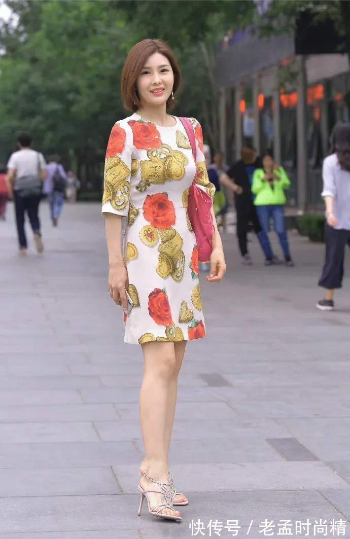 穿搭|时尚减龄的连衣裙,搭配精致有型的高跟鞋,清新自然又温柔