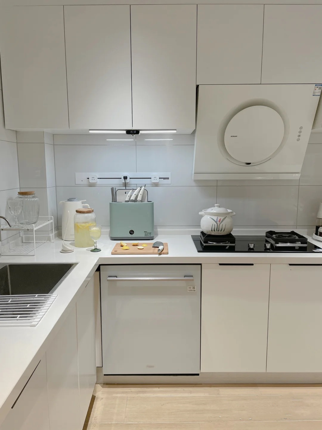 客厅|再买房,就照她家这样装,全屋大白墙、无主灯,干净利落,好舒服