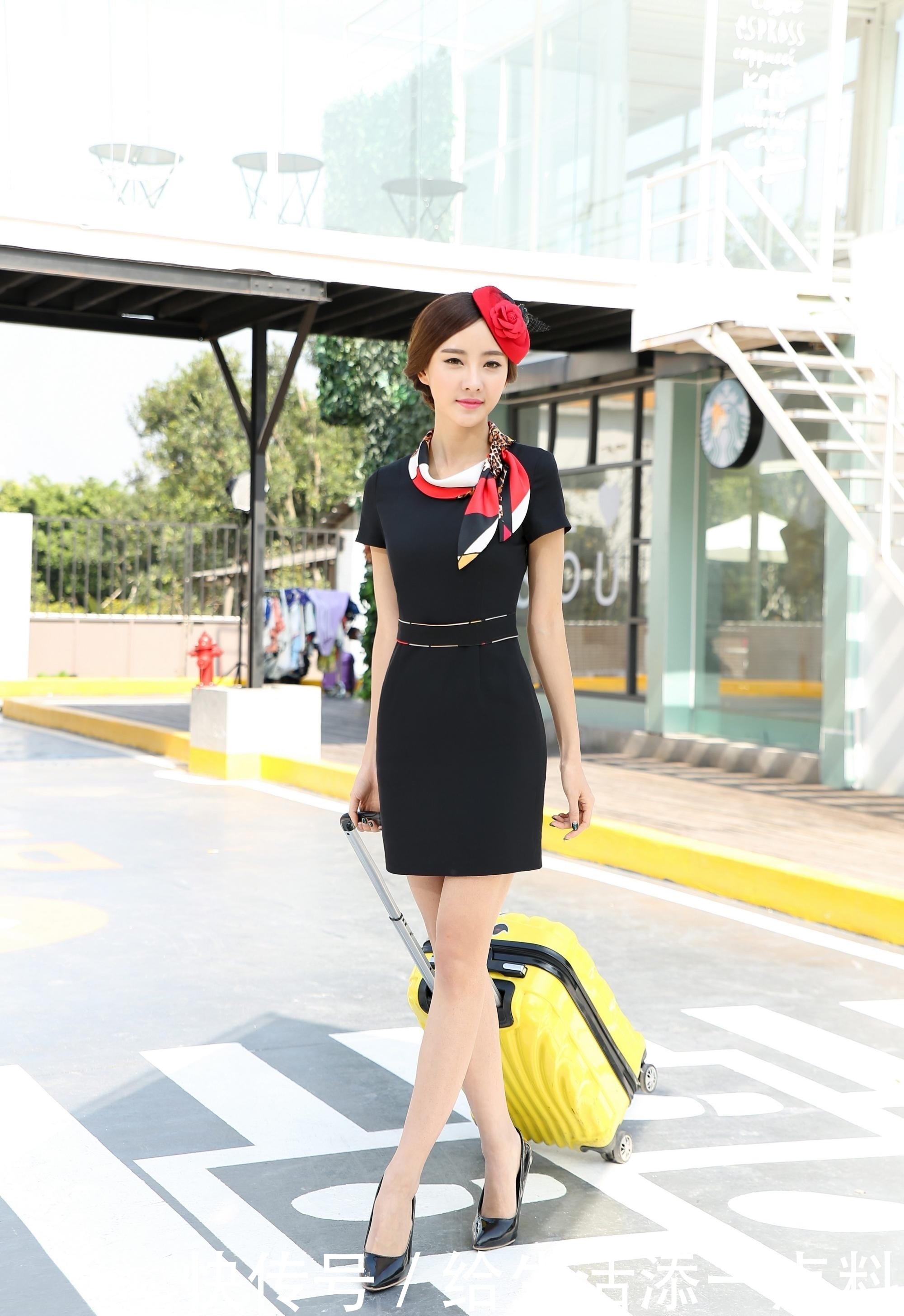 美女姐姐穿黑色修身连衣裙加高跟鞋，头上红花点缀气质高贵典雅