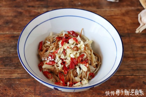 金针菇凉拌还是第一次吃,没想到味道这么好,吃过一次就忘不了