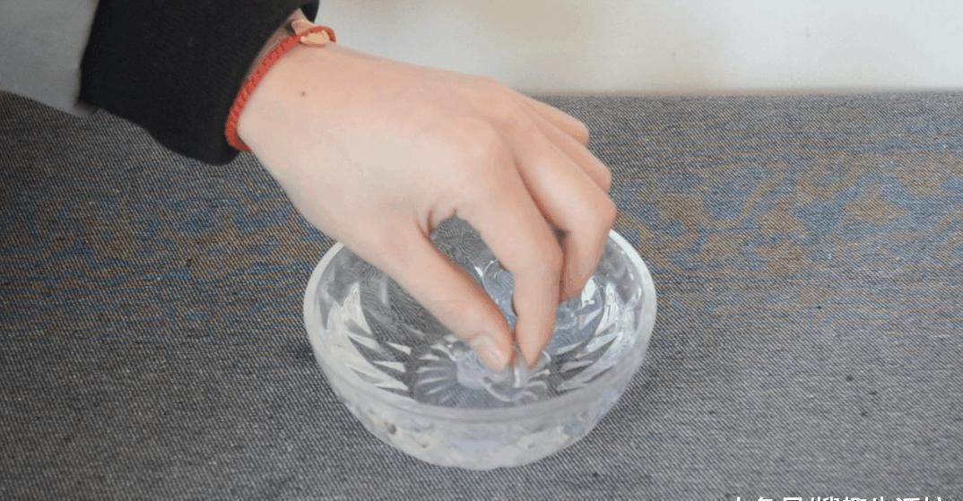 吸盘挂钩老是掉 教你一个简单绝招, 挂几十斤都很牢固, 太实用了