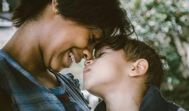 孩子|喜欢“啃指甲”的孩子,长大后会变成啥样医生逃不过两个结局