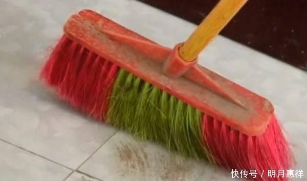 家里用扫帚扫地的要留意,我也是刚刚知道的,抓紧时间提醒家人