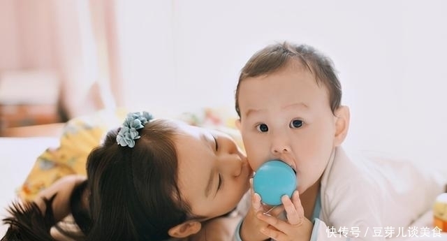 妈妈|妈妈出去买菜,9岁儿子自告奋勇照顾1岁妹妹,回来后宝妈后悔了