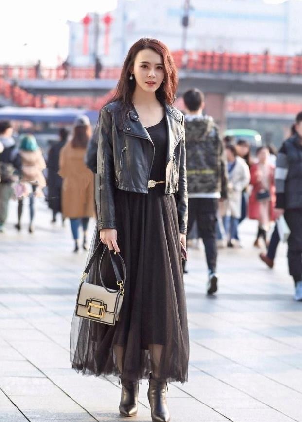 街拍:小姐姐穿着带着轻成熟气质的女人味,美到不可方物