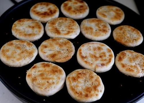 麻酱烧饼别买了,从芝麻酱开始教你做,层层酥香,学会了三天不吃就想