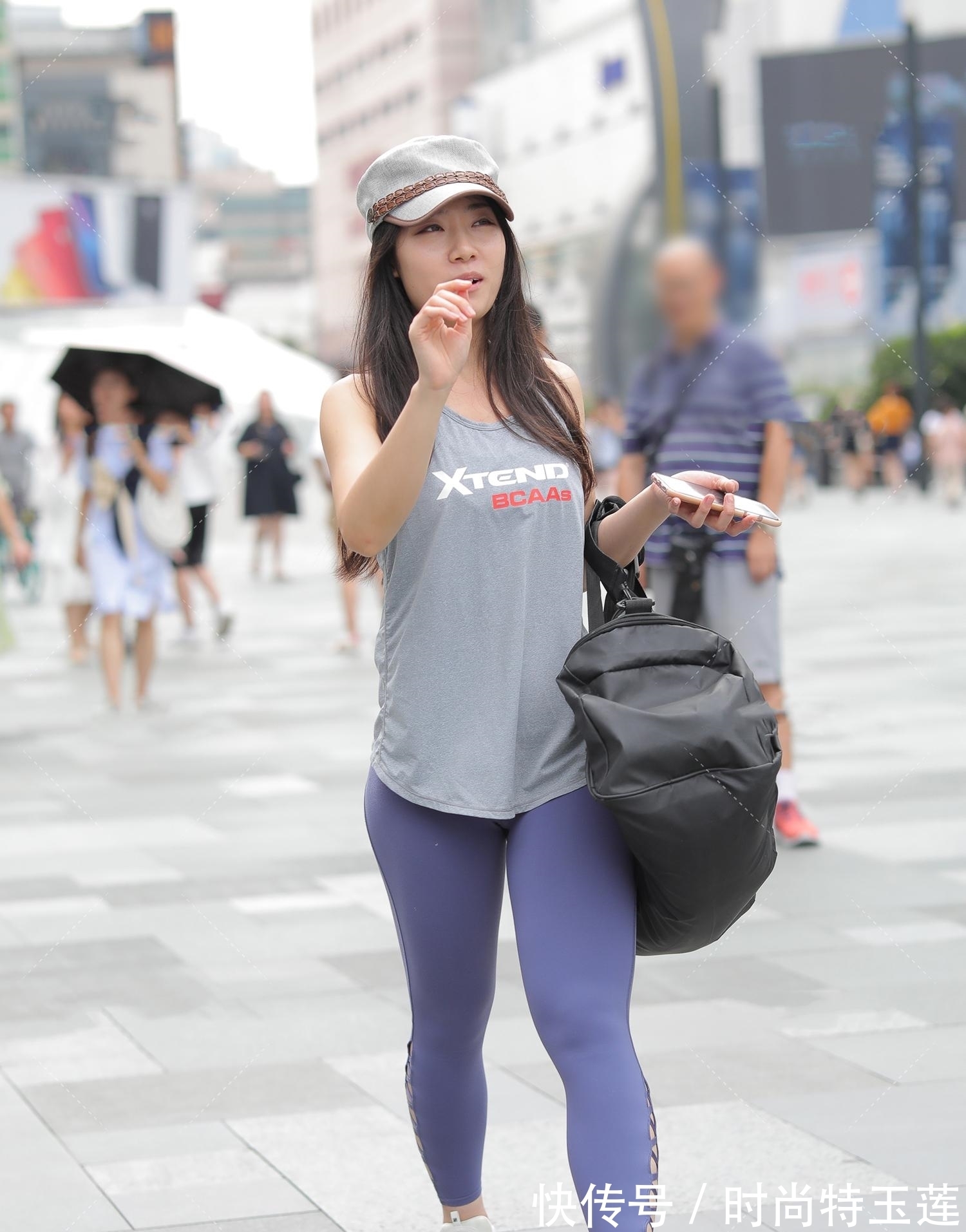 瑜伽裤 宽松上衣背面设计新颖,搭配紫色瑜伽裤走“运动风”,灰色帽子更精致干练