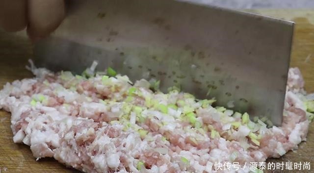 萝卜|萝卜丸子这样做,不用加水,外酥内软,解馋又不腻,比狮子头好吃