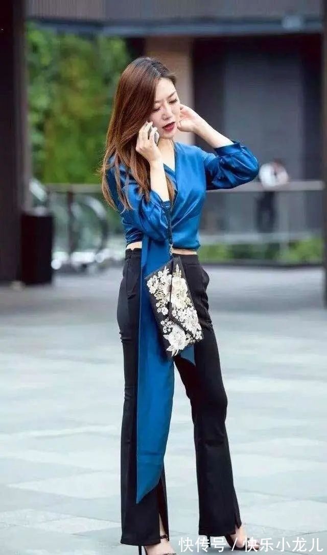 气质 蓝色休闲短袖搭配蓝色直筒打底裤,身材线条完美,气质高级