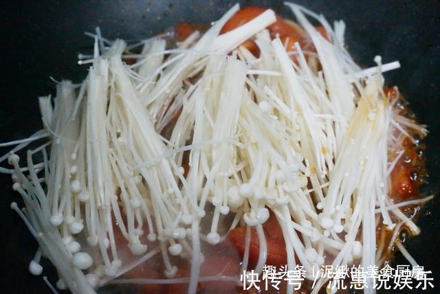 2个西红柿,1把金针菇,简单一炒,5分钟出锅,酸甜脆爽好下饭