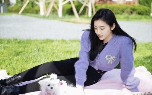 服装搭配|眼神真挺有味道的,毛衣搭配更有高级感,真有大家闺秀感