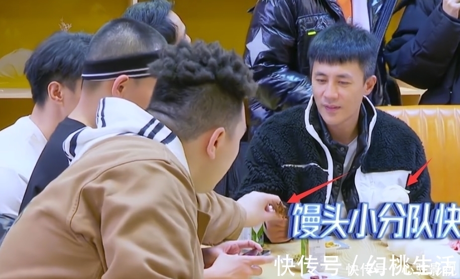 節目組|史上最狠節目組?禁演嘉賓只配吃饅頭咸菜,燒餅饞急眼后悲劇了