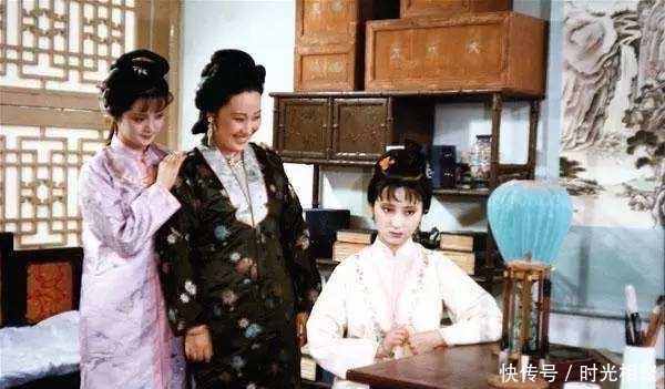 香菱住进大观园逐一拜访贾府主子,暗指薛家客居贾府的尴尬