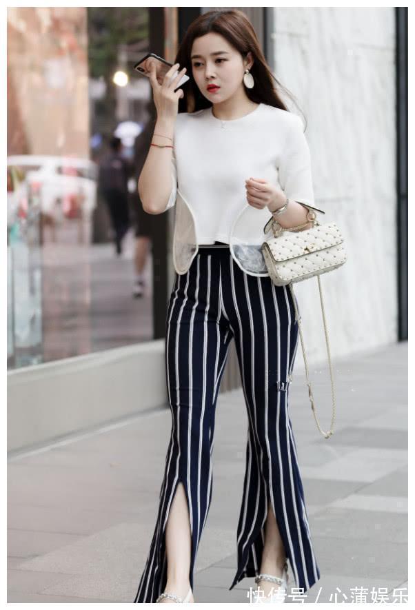 连衣裙|街拍小姐姐一身白色的服装搭配高腰的短裤,尽显时尚魅力